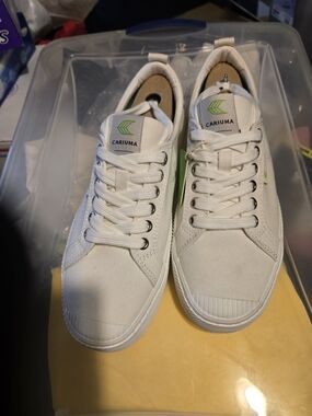 Cariuma Men’s White Canvas Sneakers with Green Accent